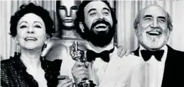 ?? LEVANTE-EMV ?? Garci, Encarna Paso y Ferrandis, con el Oscar por ‘Volver a empezar’.