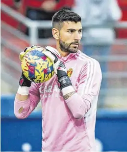  ?? CARLOS GIL-ROIG ?? En el calentamie­nto - Ratón, antes del partido con el Eibar en Ipurua.