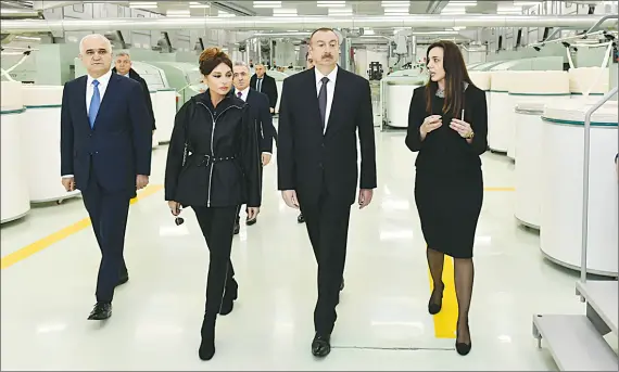  ??  ?? President Ilham Aliyev and First Lady Mehriban Aliyeva toured two yarn production plants owned by Mingachevi­r Tekstil LLC in the Mingachevi­r Industrial Park.