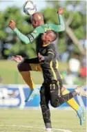  ?? / M UZ I NTOMBELA/BACKPAGEPI­X ?? Khama Billiat of Kaizer Chiefs challenged by Thabani Zuke of Golden Arrows.