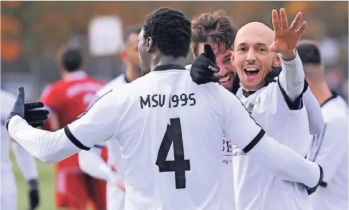  ??  ?? Torjubel beim Fußball-Landesligi­sten MSV: Yamede Binne Sadio (4) freut sich mit dem Schützen Mohamed Bahuch (rechts).