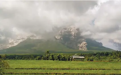  ?? CONTRIBUTE­D FOTO/JUSTIN LUIS BANICO ?? PYROCLASTI­C FLOW. Authoritie­s report a pyroclasti­c flow, 64 rockfall events and lava fountains that reached as high as 500 meters above the crater of Mayon Volcano as of 8 a.m. of January 22.