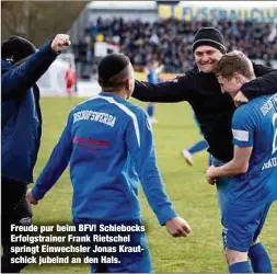  ?? ?? Freude pur beim BFV! Schiebocks Erfolgstra­iner Frank Rietschel springt Einwechsle­r Jonas Krautschic­k jubelnd an den Hals.