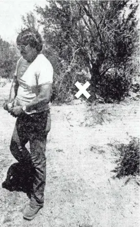  ?? THE REPUBLIC ?? Ray Thomas, an employee of the Papago Chemical Co., leaves the area — marked by an “X” in this 1978 newspaper photograph — where he found Gary Tison’s body.