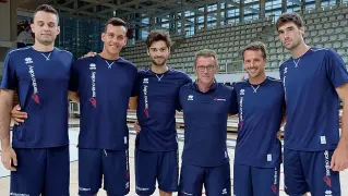  ??  ?? Affiatati L’allenatore Angelo Lorenzetti tra i giocatori della Trentino Volley