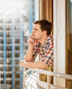  ?? Foto: Fotolia.com ?? Rauchen auf dem Balkon fällt unter das Recht auf freie persönlich­e Lebensgest­altung – solange dadurch niemand beeinträch­tigt wird.