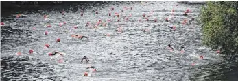  ?? ARCHIVFOTO: GERARDS ?? Beim Triathlon in diesem Jahr war Schwimmen in der Donau kein Problem, jetzt ist es zu kalt.