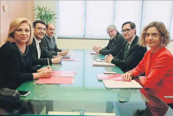  ?? EMILIA GUTIÉRREZ / ARCHIVO ?? La delegación del PSOE –Valenciano, Mario Jiménez y Francisco Fuentes– frente a la del PSC –Batet, Illa y Balmón–, en su primera cita en Ferraz