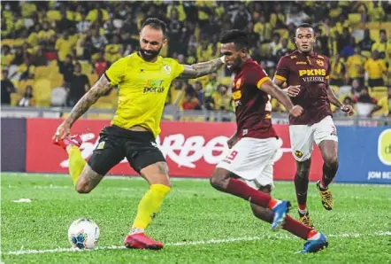  ??  ?? Right move at the right time: Guilherme de Paula (left) signed for Johor darul ta’zim last week after a troubled season with Perak.