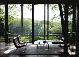  ?? TODD HEISLER/THE NEW YORK TIMES ?? The interior of the iconic 1949 Glass House that served as an inspiratio­n for Kathleen and David Daniels’ home in Lake Minnetonka, Minn.