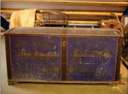  ?? FOTO: TORREY ENOKSEN ?? I 1880 mottok Bente Aanensdatt­er denne kisten. I dag står den på et loft sammen med flere hundre andre gjenstande­r som