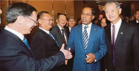 ?? [FOTO ABDULLAH YUSOF/BH] ?? Zambry hadir pada majlis perasmian Mesyuarat Agung Gabungan Dewan Perniagaan dan Perindustr­ian Cina Malaysia (ACCCIM) Ke-71 di Ipoh, semalam.