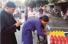  ??  ?? JEMAAH tidak melepaskan peluang mendapatka­n tawaran tukar minyak hitam percuma di Masjid Amru Al-As, Bandar Baru Sentul.