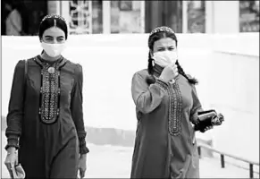  ??  ?? Vrouwen in Turkmenist­an dragen mondmasker nadat autoriteit­en opriepen mondmasker te dragen vanwege “stof”. (Foto: HLN)