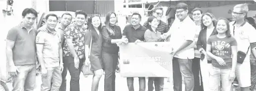  ?? PHOTO COURTESY OF TISA DAILY BULLETIN ?? Barangay Tisa and Smart officials pose for a photo opportunit­y after the launching of Tisa Textline, the country's first village-based infocast.