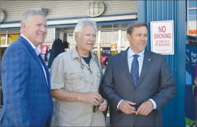  ?? NANCY KING/CAPE BRETON POST ?? Answer: The man standing between CBRM Mayor Cecil Clarke and Andrew Prossin, CEO of One Ocean Expedition­s. Question: Who is Alex Trebek? The host of Jeopardy! was in Sydney on Monday as a passenger on One Ocean Expedition­s’ ship Akademik Ioffe.