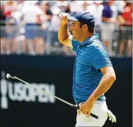  ?? Jared C. Tilton / Getty Images ?? Scottie Scheffler acknowledg­es the crowd on the 18th green Friday during the second round of the U.S. Open at The Country Club in Brookline, Mass.