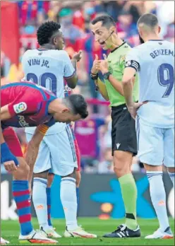  ?? ?? Sánchez Martínez dialoga con Vinicius en el Clásico de anoche.