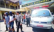  ?? ARIMACS WILANDER/JAWA POS RADAR JEMBER ?? AMBULANS UNTUK KEJAHATAN: Tersangka pencurian sapi digelandan­g polisi. Barang bukti ambulans dan dua sapi limosin diamankan di Mapolres Lumajang.