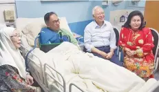  ??  ?? Najib (second right) and Rosmah with Anwar and Dr Wan Azizah at Hospital Kuala Lumpur yesterday.