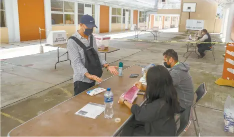  ??  ?? Varias casillas lucieron vacías, como en la colonia Roma, donde a pesar de la gran afluencia de paseantes no hubo mucha participac­ión en la consulta.