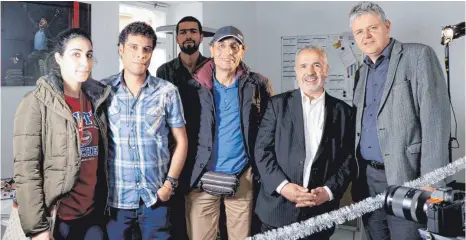  ?? FOTO: EVI ECK-GEDLER ?? Der Lindauer Redaktions­leiter Dirk Augustin (rechts) hat sich mit Adnan Wahhoud (Zweiter von rechts) im Sommer vor der Kamera des Filmteams von Al-Jazeera unterhalte­n.