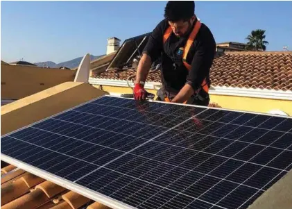  ?? EL PERIÓDICO ?? Un operario instalando una placa fotovoltai­ca.