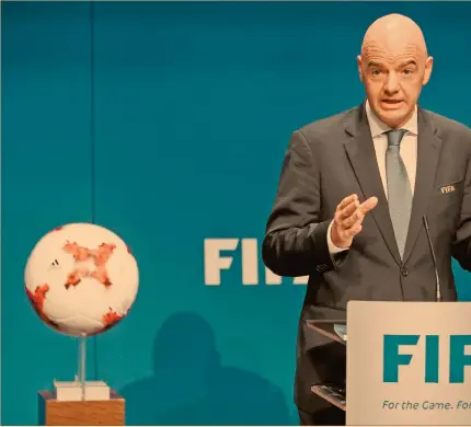  ?? Foto: reuters ?? Gianni Infantino explicó que se esperarían hasta el 2024 para definir las reglas del torneo.