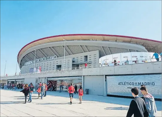  ?? DAVID JUÁREZ ?? Aficionado­s atléticos, en los exteriores del Wanda Metropolit­ano, en un día de partido de la pasada temporada