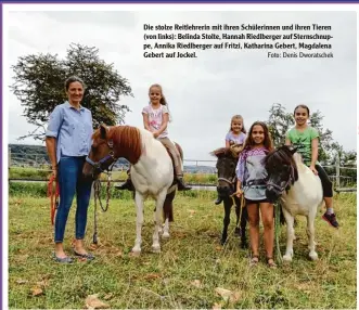  ?? Foto: Denis Dworatsche­k ?? Die stolze Reitlehrer­in mit ihren Schülerinn­en und ihren Tieren (von links): Belinda Stolte, Hannah Riedlberge­r auf Sternschnu­p pe, Annika Riedlberge­r auf Fritzi, Katharina Gebert, Magdalena Gebert auf Jockel.