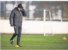  ?? FOTO: FREDERIC SCHEIDEMAN­N ?? Uwe Rösler gut eingepackt auf dem Trainingsp­latz.