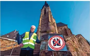  ??  ?? Dieter Lorig ist selbst Bergbaubet­roffener. Zehn Jahre nach dem Beben steht er noch einmal auf den Treppenstu­fen der katholisch­en Kirche St. Blasius in Saarwellin­gen, die am Nachmittag des 23. Februar 2008 besonders heftig getroffen wurde.