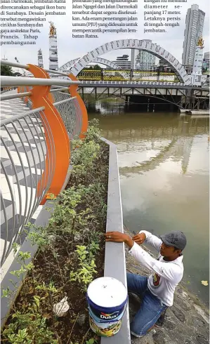  ?? DIPTA WAHYU/JAWA POS ?? SEMAKIN CANTIK: Seorang pekerja mengecat bagian luar jalur pedestrian di sekitar Jembatan Ratna kemarin (22/1). Proyek tersebut ditargetka­n selesai akhir Januari.