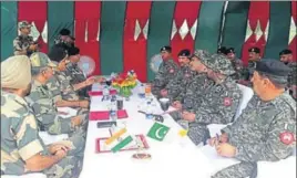  ?? HT ?? Border Security Force (BSF) holds a commandant­wing commander level meeting with Pakistan Rangers at the internatio­nal border in Jammu’s Samba sector on Monday.