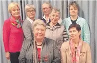  ?? FOTO: PETER SCHNEIDER ?? Die Vorstandsc­haft des Frauenbund­es Wasserburg (von links): Melitta Hanser, Marianne Schnell, Lizzi Schmidt, Liesel Dietz, Katharina Weidinger, davor Wilburg Schneider und Annemarie Beck.