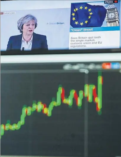  ?? LUKE MACGREGOR / BLOOMBERG ?? La lliura esterlina va pujar als mercats pel contingut del discurs de May sobre el Brexit