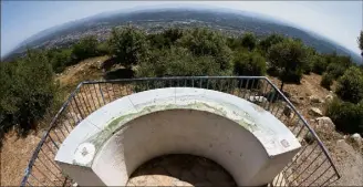  ??  ?? La table d’orientatio­n du Malmont offre une vue panoramiqu­e sur Draguignan et même au-delà.