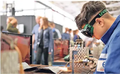  ?? FOTO: NORBERT
PRÜMEN ?? Am Tag der offenen Tür konnten Interessie­rte an einem simulierte­n Schweißger­ät ihr handwerkli­ches Können testen.