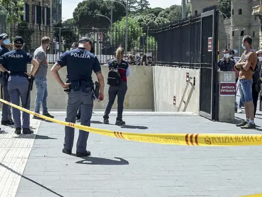  ??  ?? L’intervento della polizia e dei vigili urbani ieri alla fermata San Giovanni della linea A della metro: lunga coda, proteste e tensioni