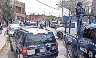  ??  ?? agentes federales resguardar­on el perímetro de la preparator­ia