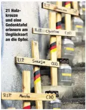  ??  ?? 21 Holzkreuze und eine Gedenktafe­l erinnern am Unglücksor­t an die Opfer.