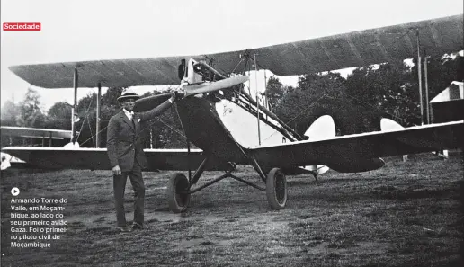  ??  ?? Armando Torre do Valle, em Moçambique, ao lado do seu primeiro avião Gaza. Foi o primeiro piloto civil de Moçambique