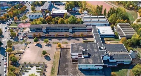  ?? FOTO: BECKER&BREDEL ?? Blick auf die Gemeinscha­ftsschule Rastbachta­l. Über 1000 Schüler werden hier nach Angaben des Regionalve­rbandes unterricht­et.