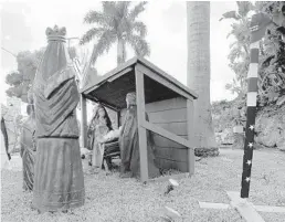  ?? MARIA LORENZINO/STAFF PHOTOGRAPH­ER ?? Chaz Stevens’ “Festivus Pole” with a Donald Trump hat is being taken down by Deerfield Beach officials.