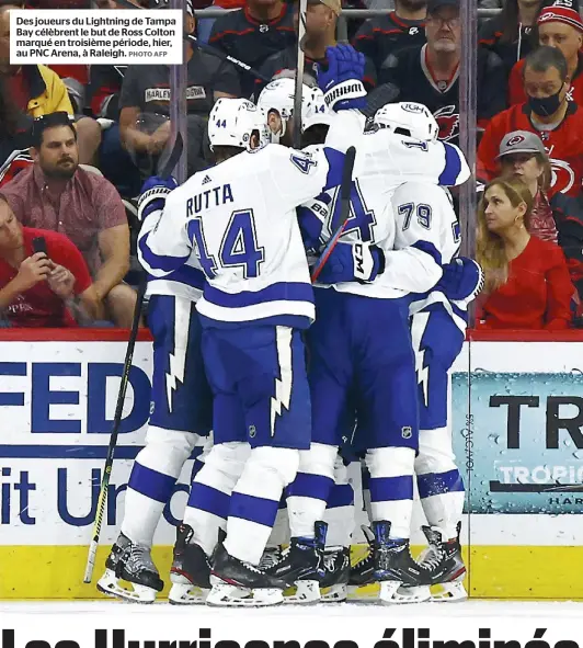  ?? PHOTO AFP ?? Des joueurs du Lightning de Tampa Bay célèbrent le but de Ross Colton marqué en troisième période, hier, au PNC Arena, à Raleigh.