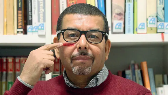  ?? Il gesto ?? Tanji Bouchaib, presidente della Lega Islamica del Veneto, con il «segno rosso» sotto l’occhio, simbolo della campagna della violenza contro le donne