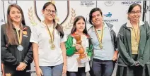  ?? CORTESÍA ?? Reconocimi­ento. Las deportista­s de la categoría U15, durante el acto de premiación.