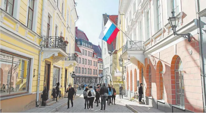  ??  ?? ► La bandera de Rusia flamea en la embajada de Moscú en Tallin, Estonia.