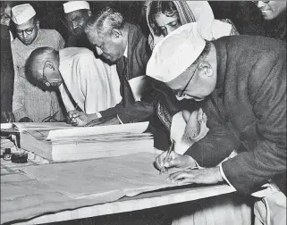  ?? HT ARCHIVE ?? Leaders at the signing of the Constituti­on in the Constituen­t Assembly on January 24, 1950.