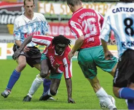  ?? Foto: Uli Wagner ?? In der Saison 2003/04 spielte der FCA – hier Miguel Coulibaly und Marco Löring gegen die Stutt‰ garter Kickers – um den Aufstieg in die 2. Liga. Der Traum platzte am letzten Spieltag im hessi‰ schen Eschborn.